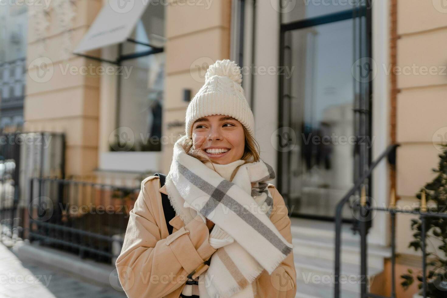 elegante mujer caminando en invierno calle foto