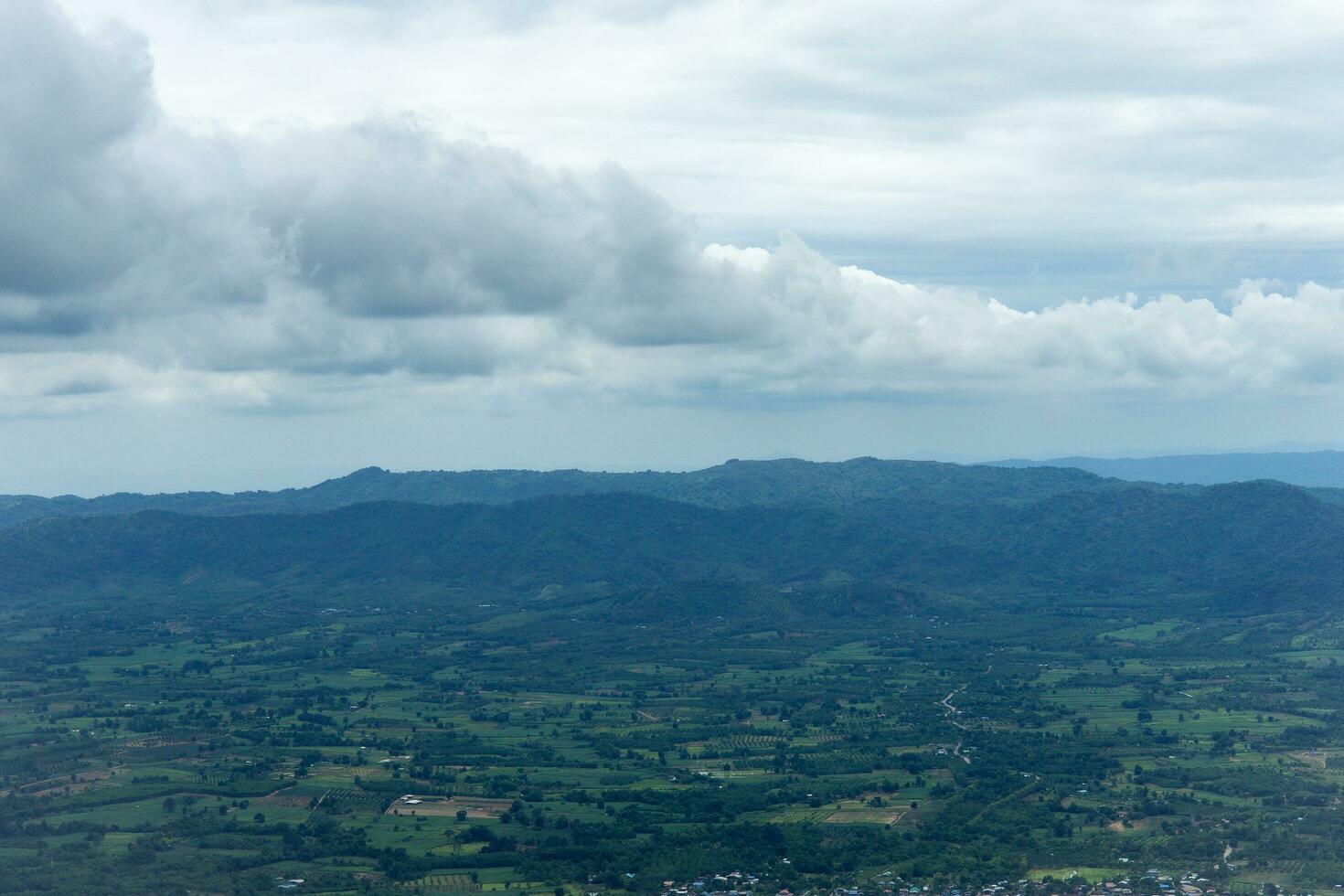 grande verde montañas y un montón de arboles en el montañas. nubes flotante en el montaña foto