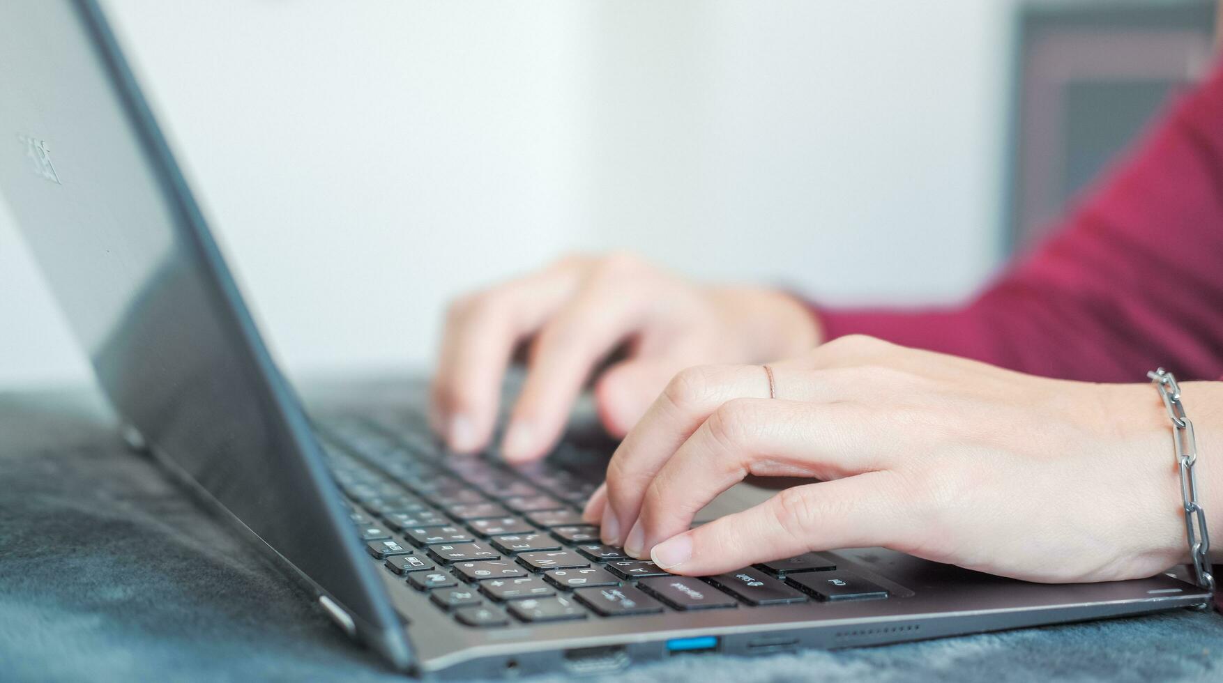 mujer mecanografía trabajo o chateando en ordenador portátil adecuado para haciendo infografía. foto