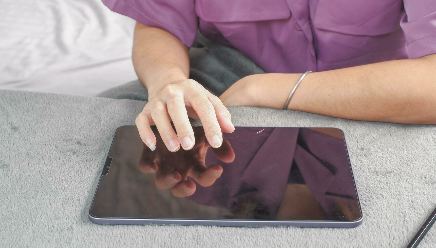 mujer mano operando un tableta adecuado para haciendo infografía. foto