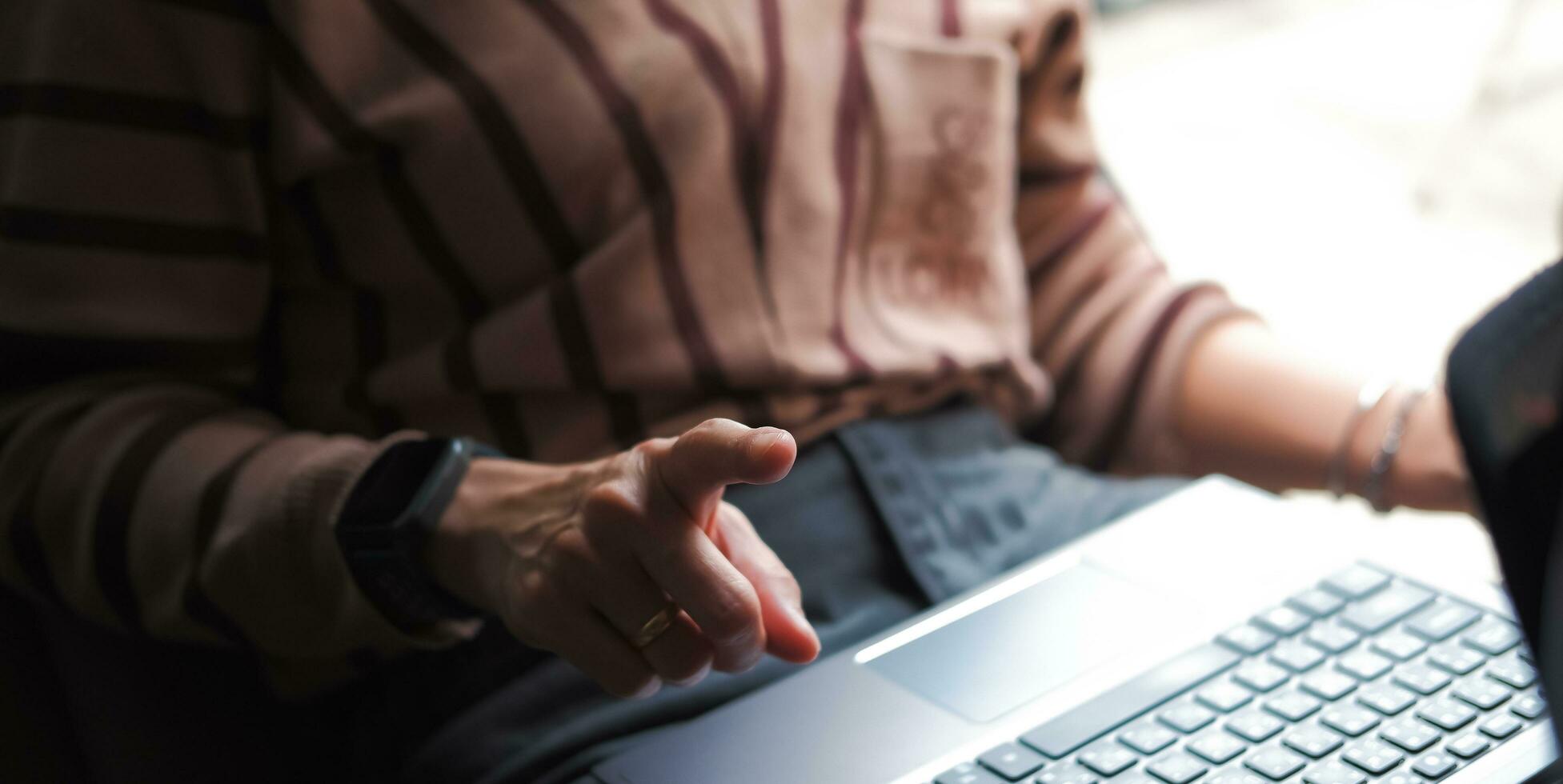 mujer señalando dedo y trabajando con cuaderno adecuado para haciendo infografía. foto