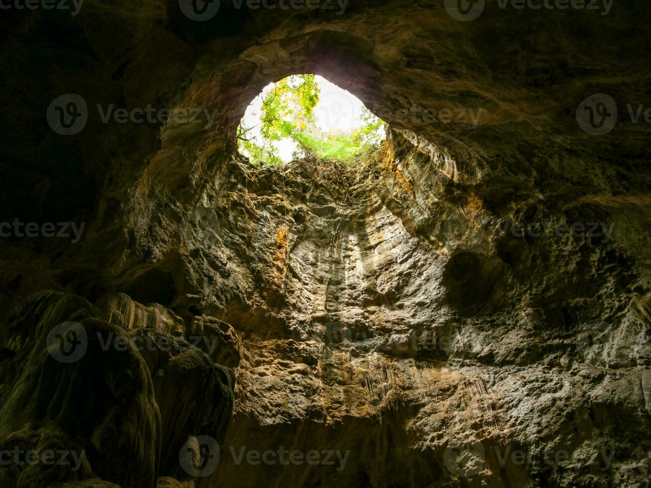 el respiradero dentro el cueva miró mediante Hasta que él podría ver el cielo fuera de foto