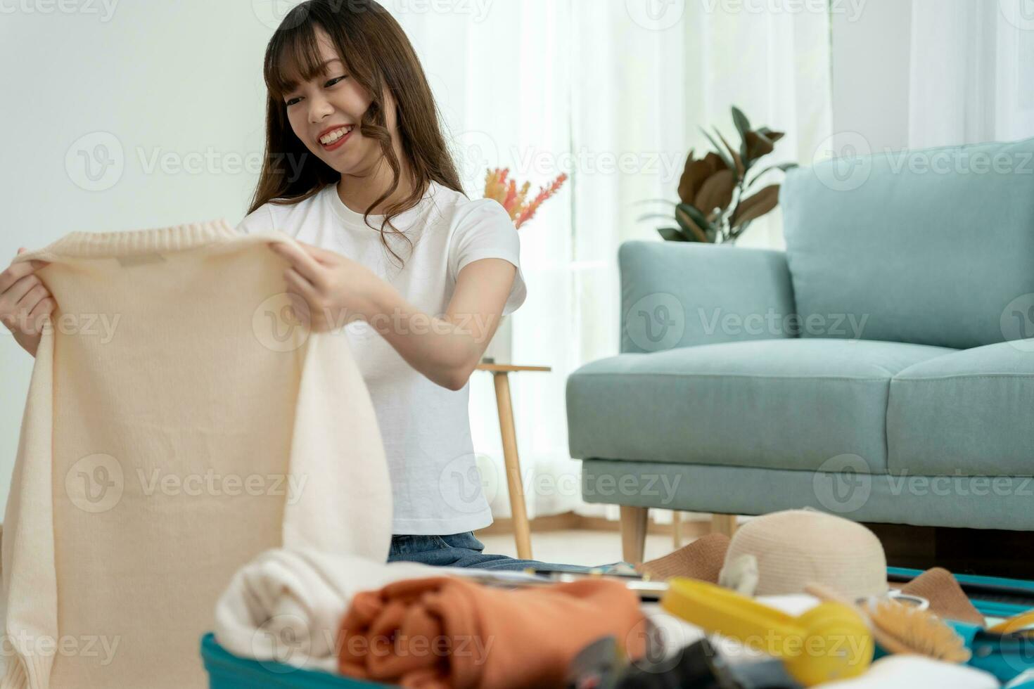 bolsas de viaje para viajes de vacaciones. una joven prepara ropa y  artículos personales para poner en su maleta. hacer las maletas antes de  viajar 17012335 Foto de stock en Vecteezy