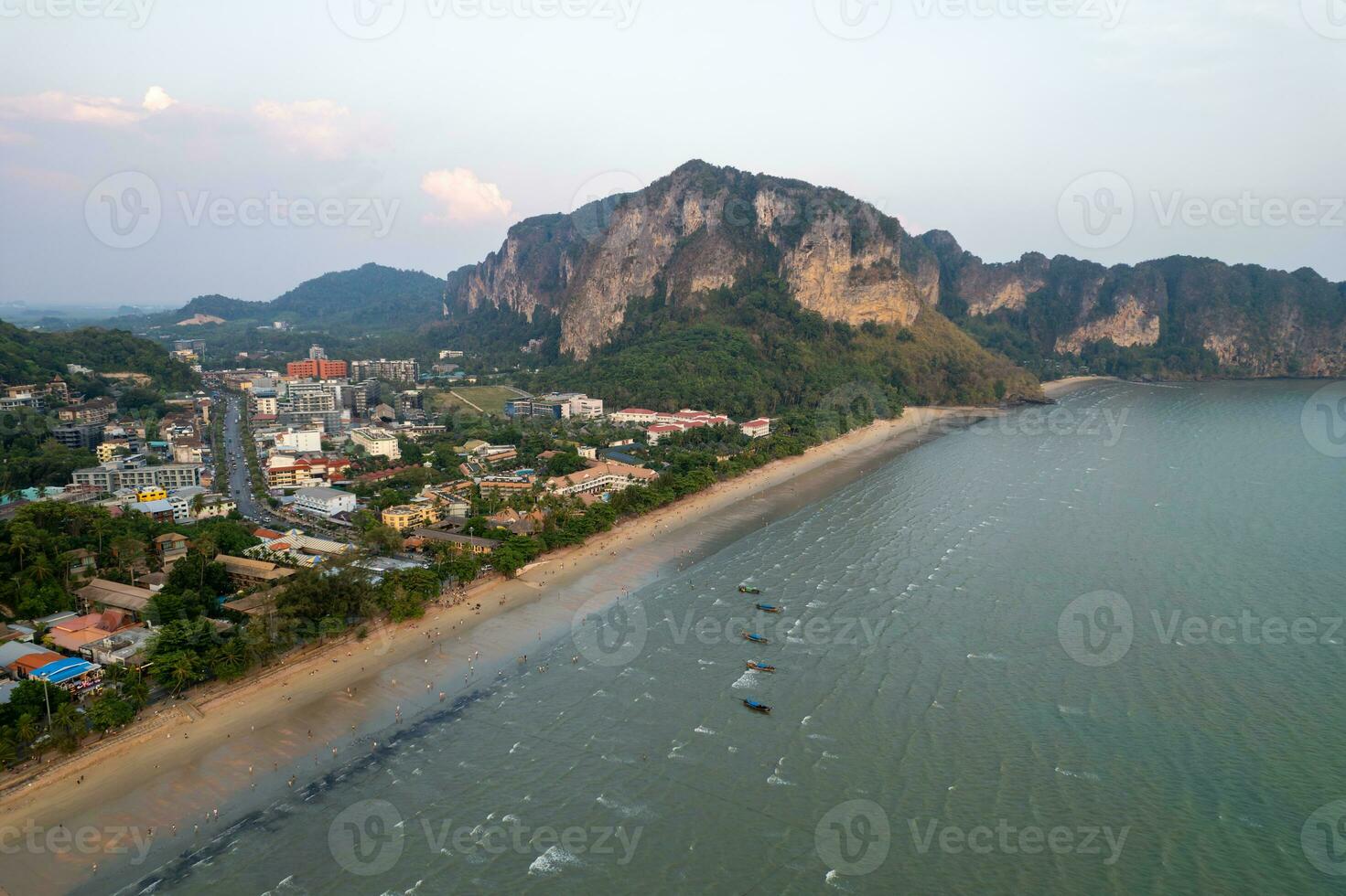 aéreo ver de ciudad y playa a ao no, krabi, Tailandia foto