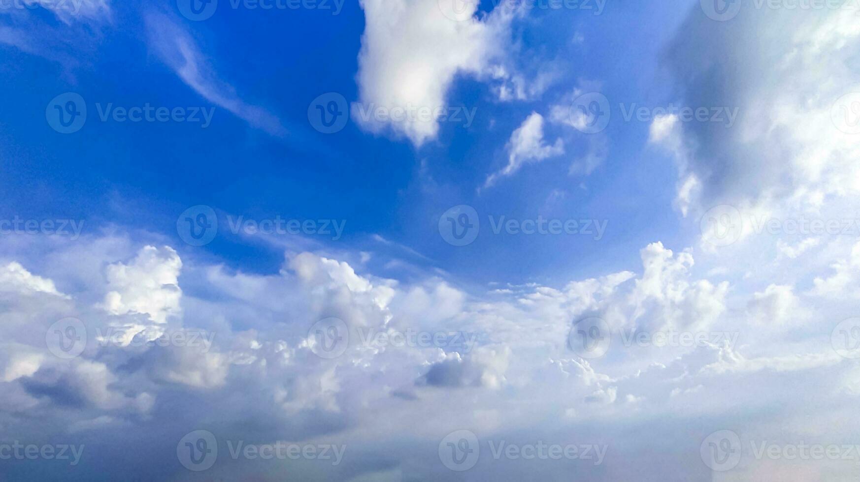 azul cielo y blanco nube claro verano vista, un grande blanco nube es en el cielo, un azul cielo con nubes y algunos blanco nubes foto