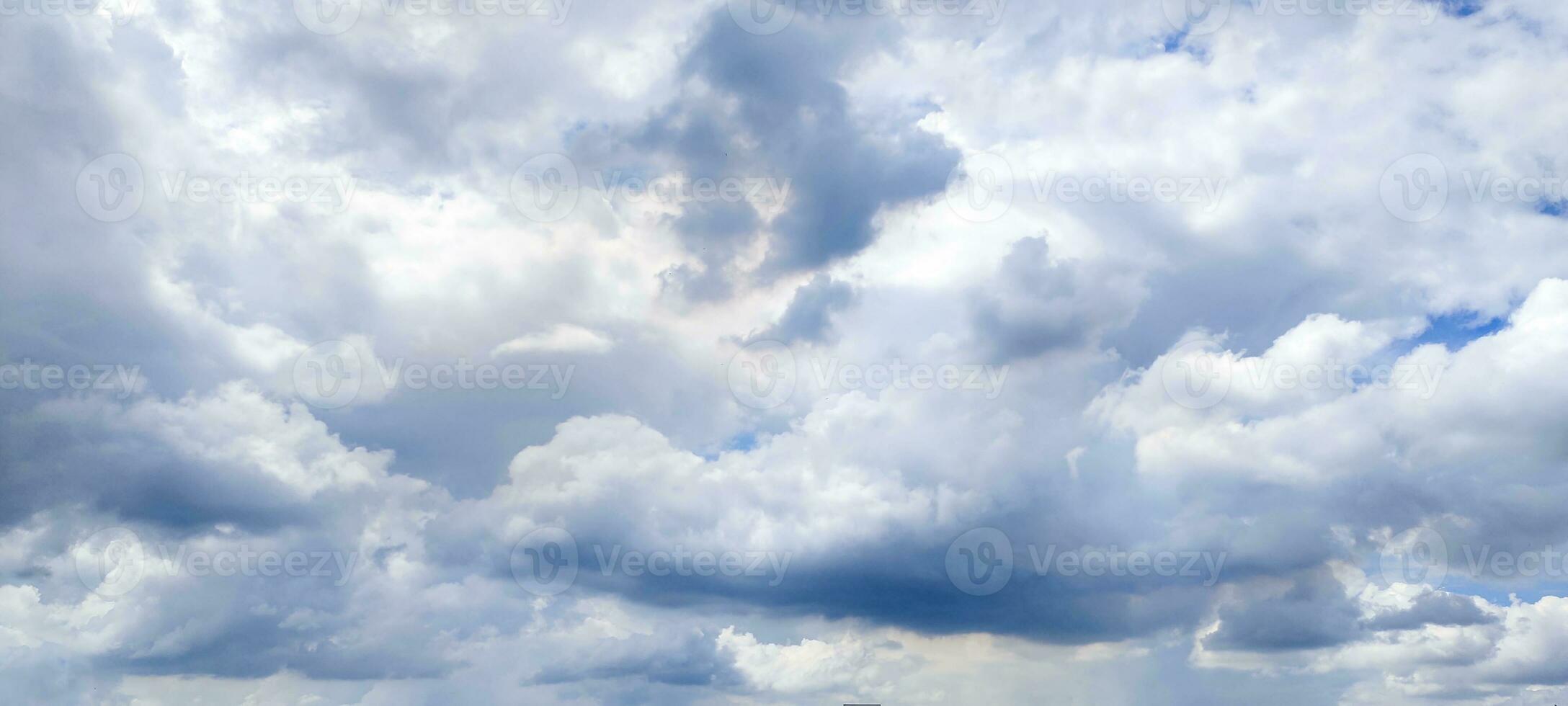 azul cielo y blanco nube claro verano vista, un grande blanco nube es en el cielo, un azul cielo con nubes y algunos blanco nubes foto