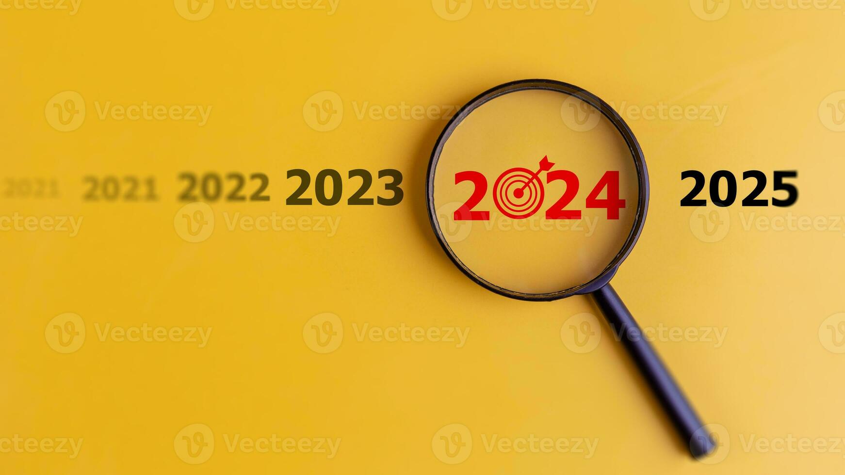 objetivo de negocio concepto. lupa enfoque en el año 2024. atención en nuevo negocio objetivos, planes, y estrategias de el año 2024 concepto. foto