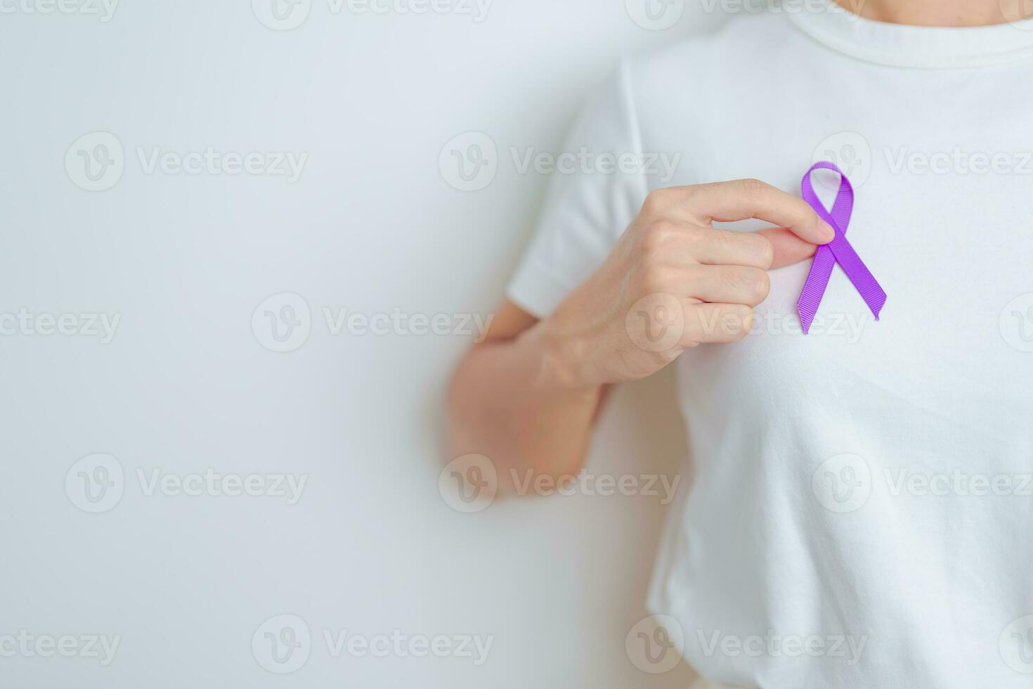 mujer participación púrpura cinta para violencia, pancreático, esofágico, testicular cáncer, alzheimer, epilepsia, lupus, sarcoidosis y fibromialgia conciencia mes y mundo cáncer día concepto foto