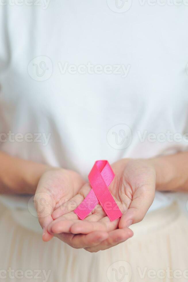 rosado octubre pecho cáncer conciencia mes, mujer con rosado cinta en hospital para apoyo personas vida y enfermedad. nacional cáncer supervivientes mes, madre y mundo cáncer día concepto foto