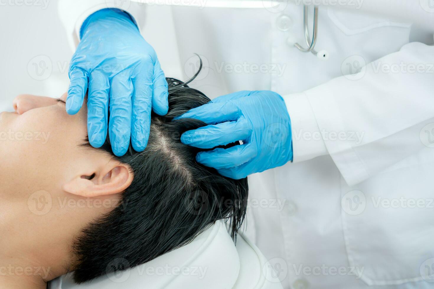 especialista de pelo cheque salud de pelo para asiático hombre, dañado cabello, pelo pérdida, adelgazamiento problema, vitamina deficiencia, calvicie, posparto, biotina, zinc, endocrino trastornos, hormonal desequilibrio foto