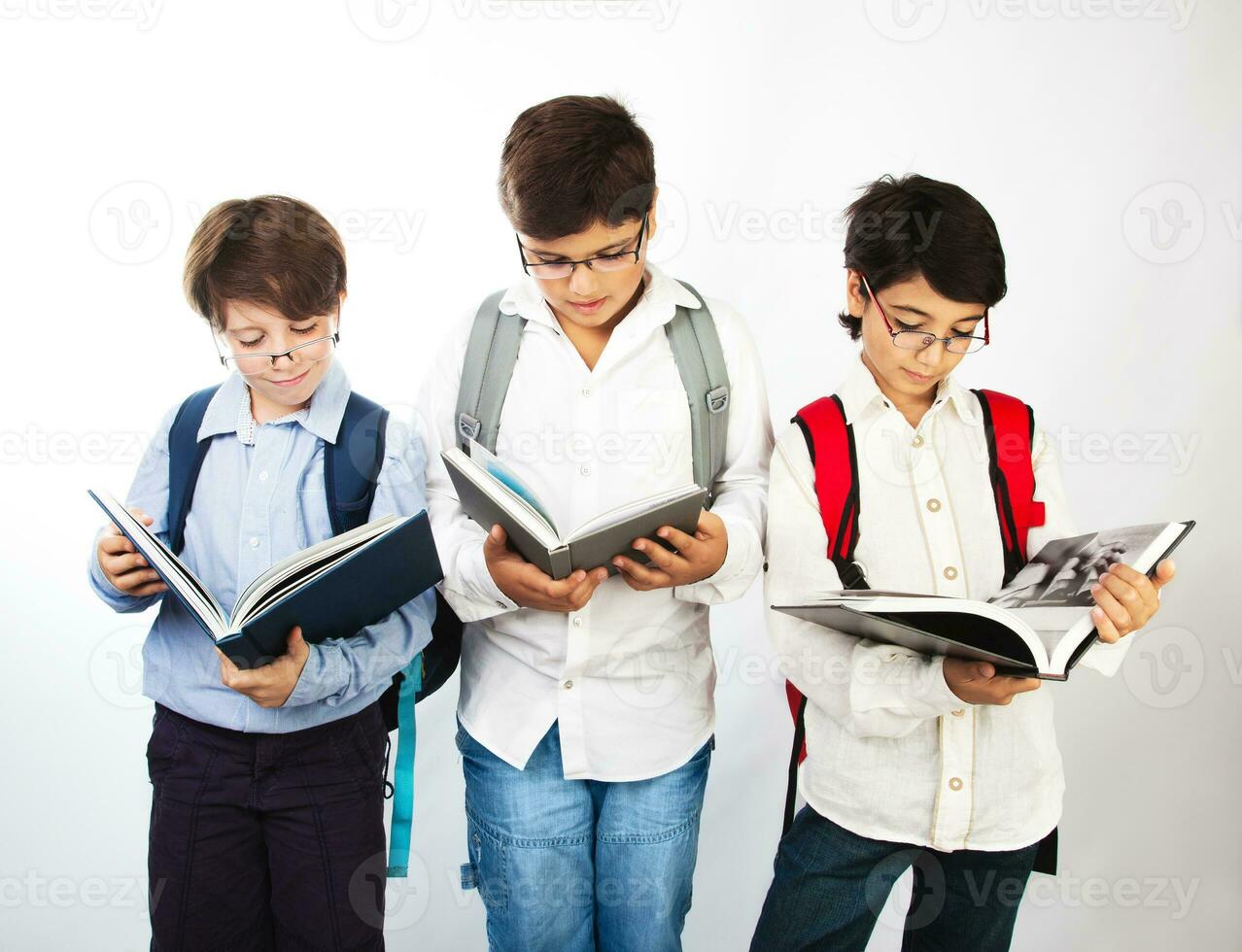 Tres inteligente Niños leer libros foto