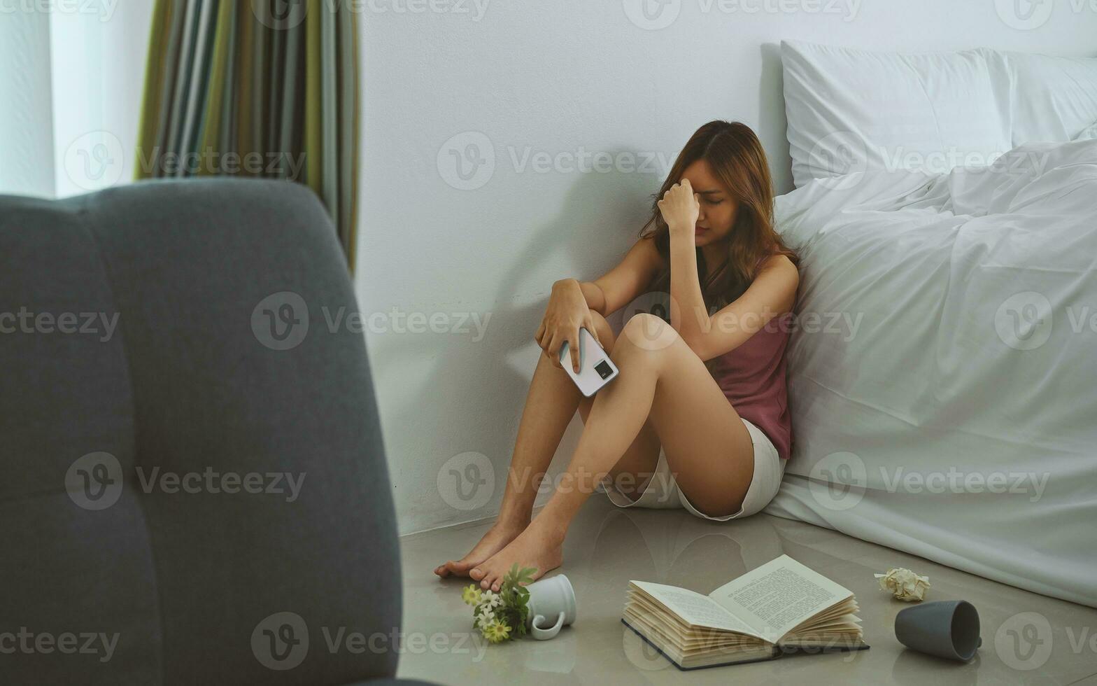 infeliz mujer pensando acerca de problemas, sentado en piso en dormitorio solo, sensación solitario y triste psicológico, sufrimiento desde malo relación, descanso arriba o divorcio. foto