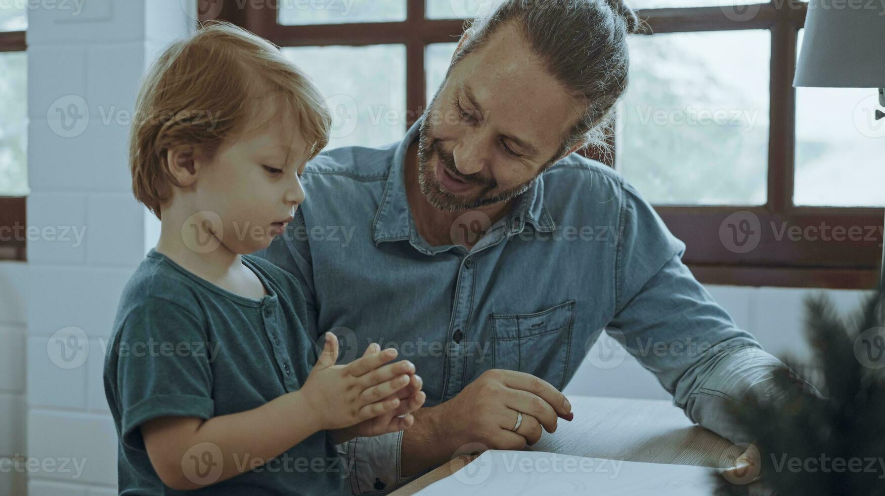 caucásico familia pintura en papel con hijo adentro en casa. pequeño hijo aprender cómo a dibujar Arte imagen disfrutar creatividad con padre en casa. foto