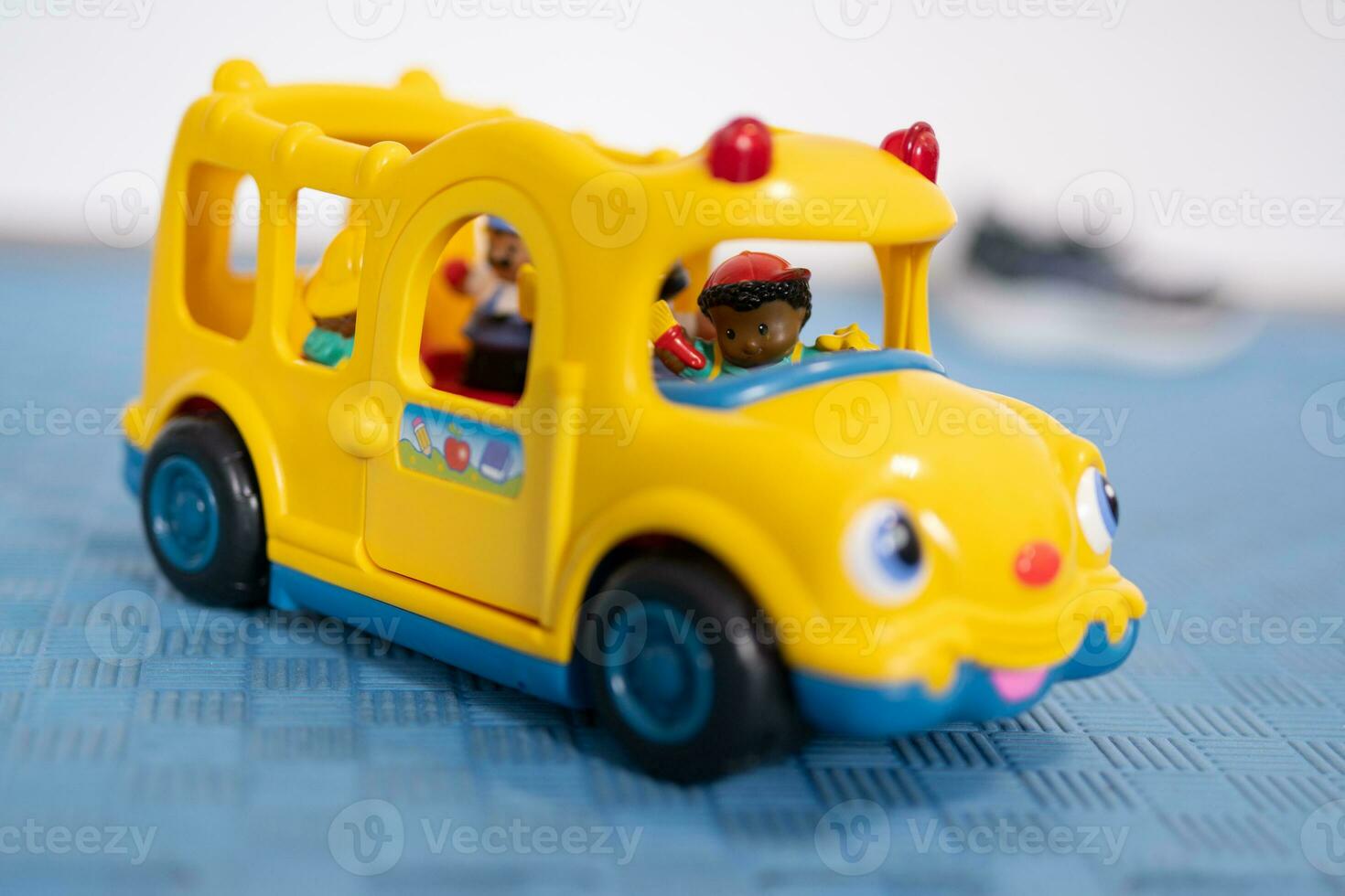 un pequeño niño obras de teatro con juguete carros foto