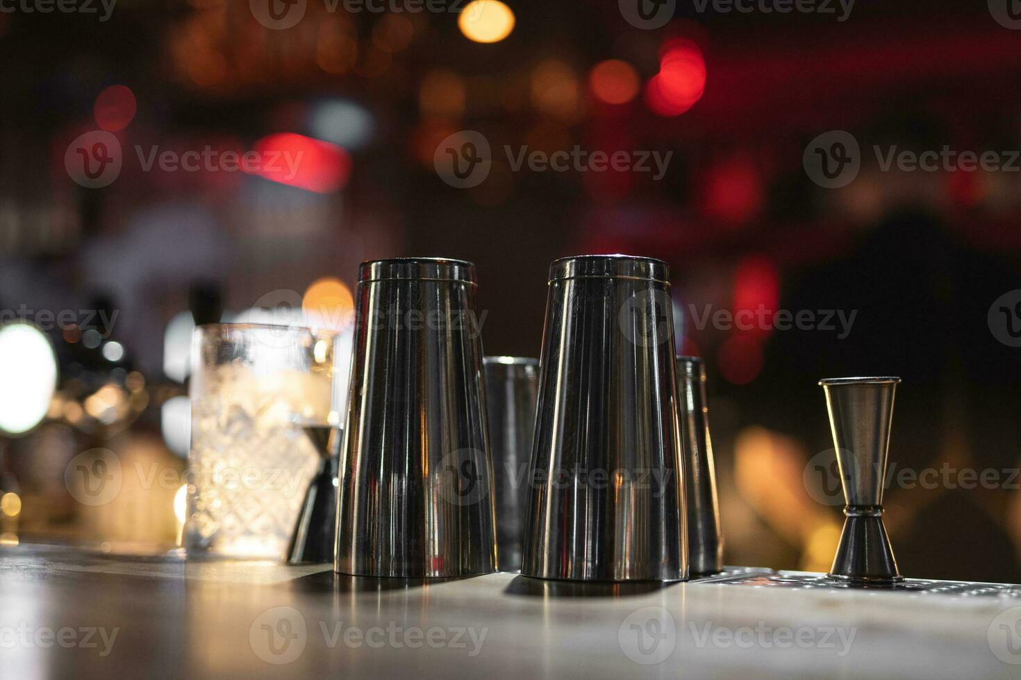 metal bochas para haciendo cócteles a el del barman bar mostrador foto