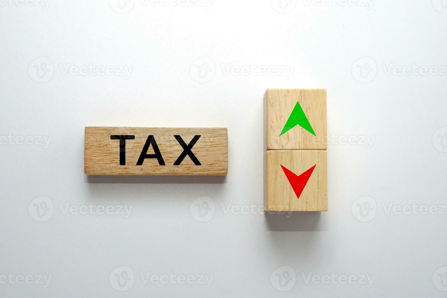 de madera bloquear con el palabra impuesto y arriba y abajo flechas en el superficie. negocio, impuestos, Finanzas y impuesto carga concepto. foto