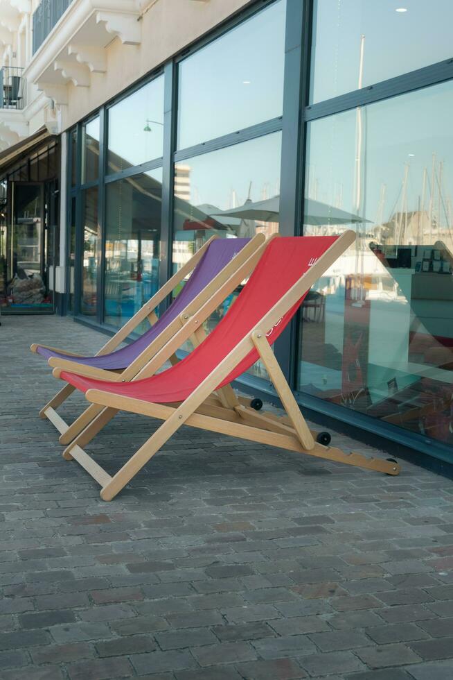 dos cubierta sillas cerca a un ventana a el playa foto