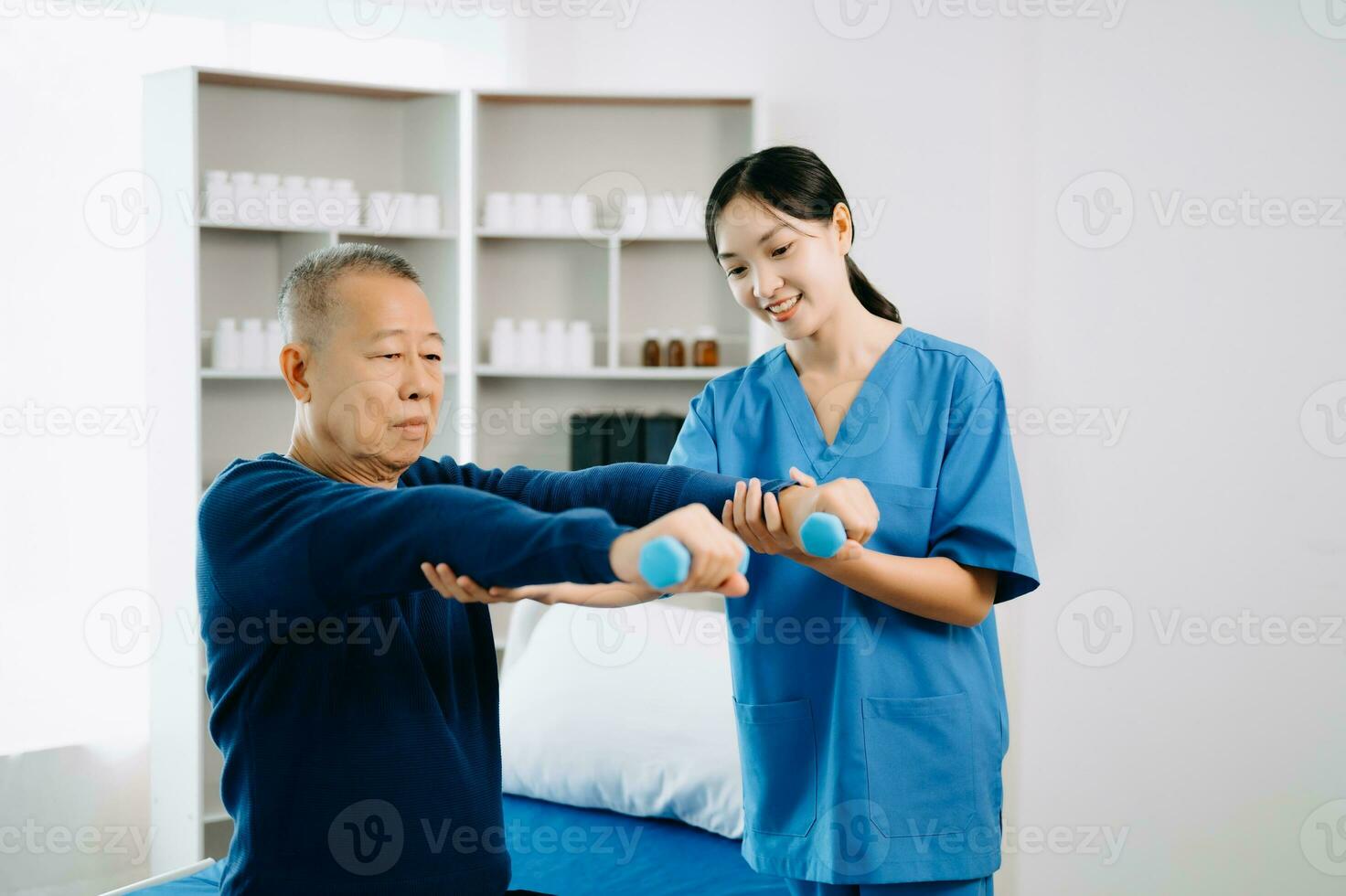 médico consultante con paciente espalda problemas físico terapia concepto foto