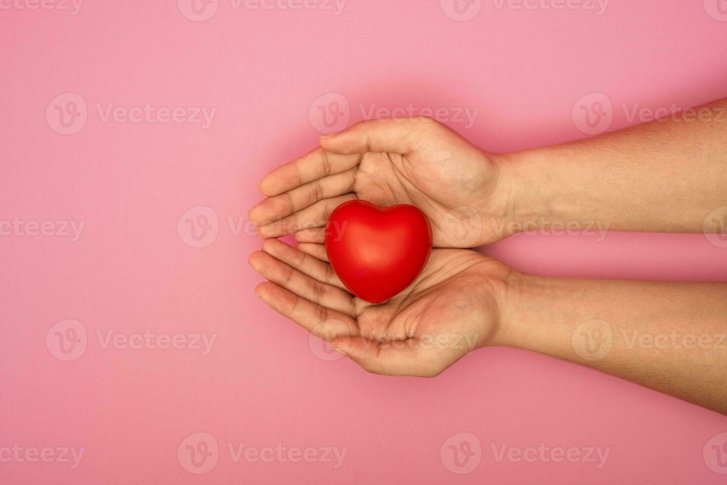 adulto manos dando un rojo corazón, salud cuidado, Organo donación, familia vida seguro, mundo corazón día, mundo salud día, Orando concepto foto