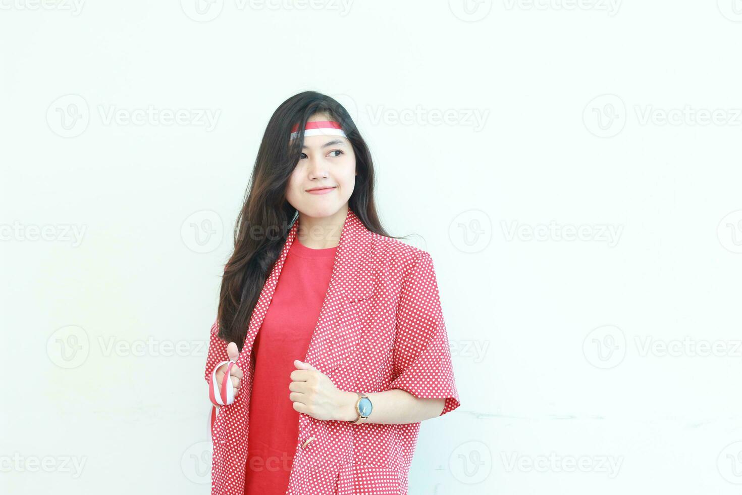 retrato de un asiático mujer vistiendo un rojo atuendo celebrando de indonesia independencia día con sonriente expresión foto