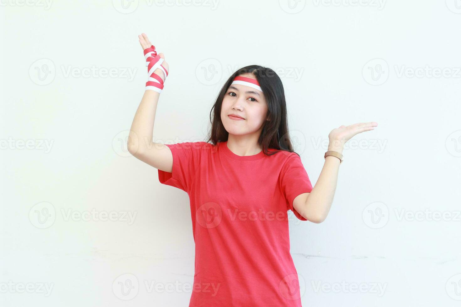 retrato de hermosa asiático mujer vistiendo rojo atuendo celebrando Indonesia independencia día señalando arriba para Copiar espacio foto