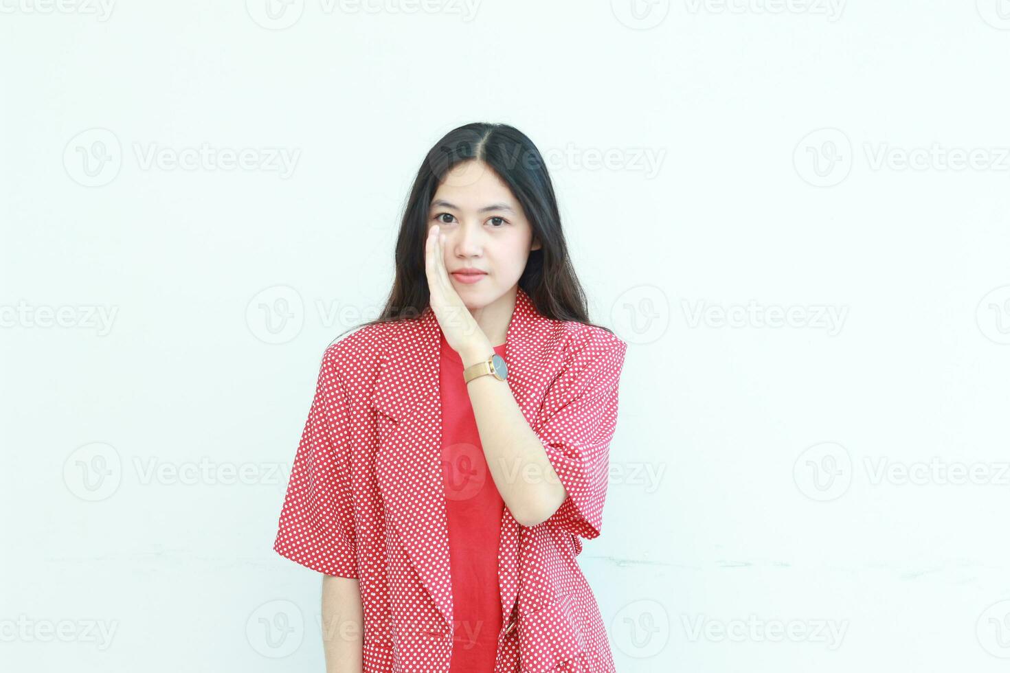 retrato de hermosa asiático mujer vistiendo rojo atuendo con susurro gesto foto