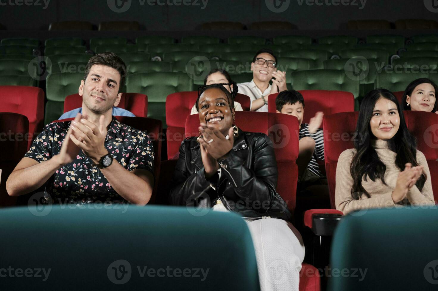 varios personas en teatro. multirracial audiencias, negro mujer, y amigos disfrutar acecho cine y aplaudiendo juntos en película espectáculos, entretenimiento estilo de vida con película, contento y alegre sonrisas foto