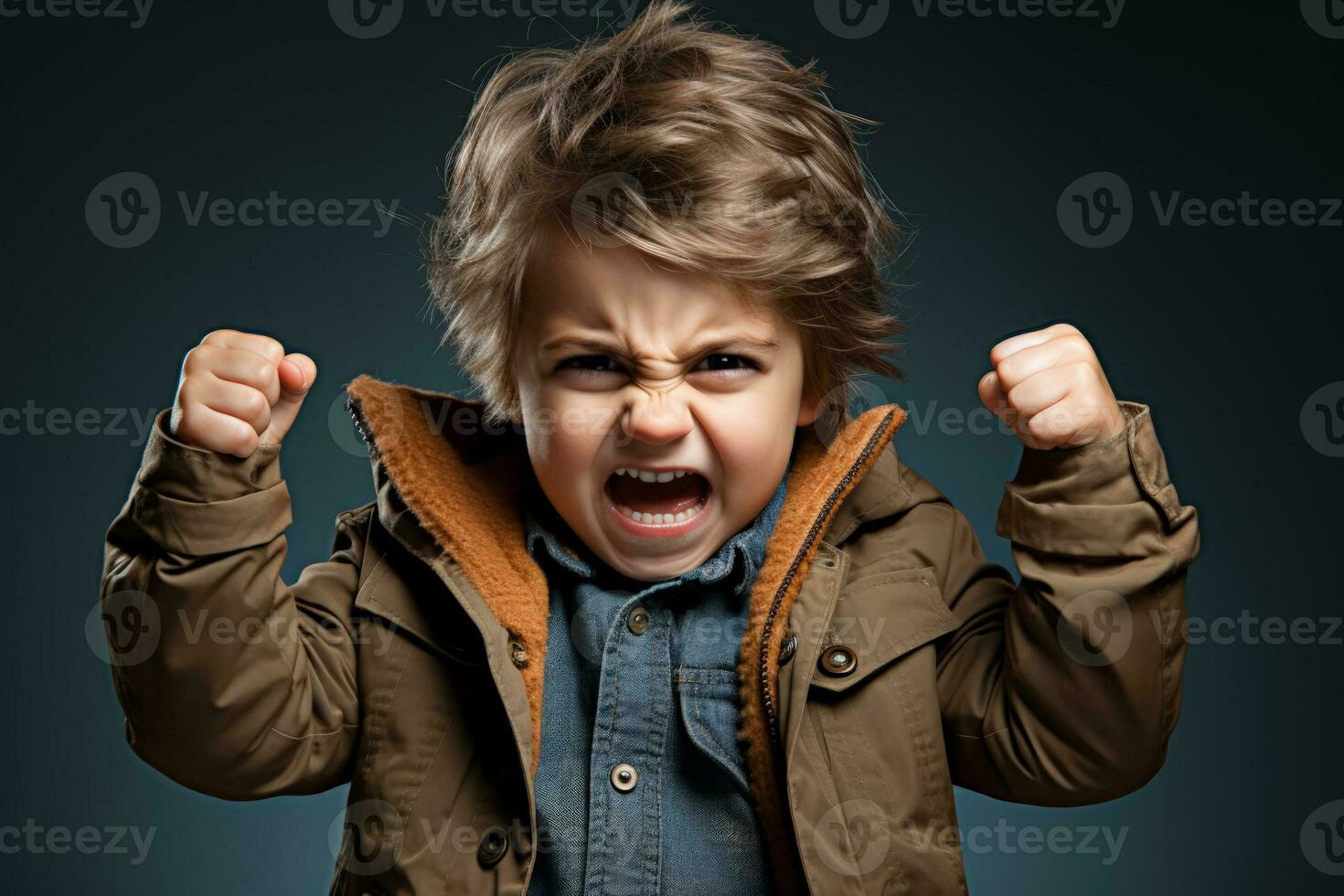 soltero niño surcando cejas y apretando puños en evidente frustración foto