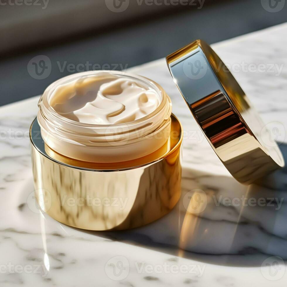 lujo oro cara crema tarro en lujoso mármol debajo dorado luz de sol a spa, belleza y protección de la piel producto, generativo ai foto