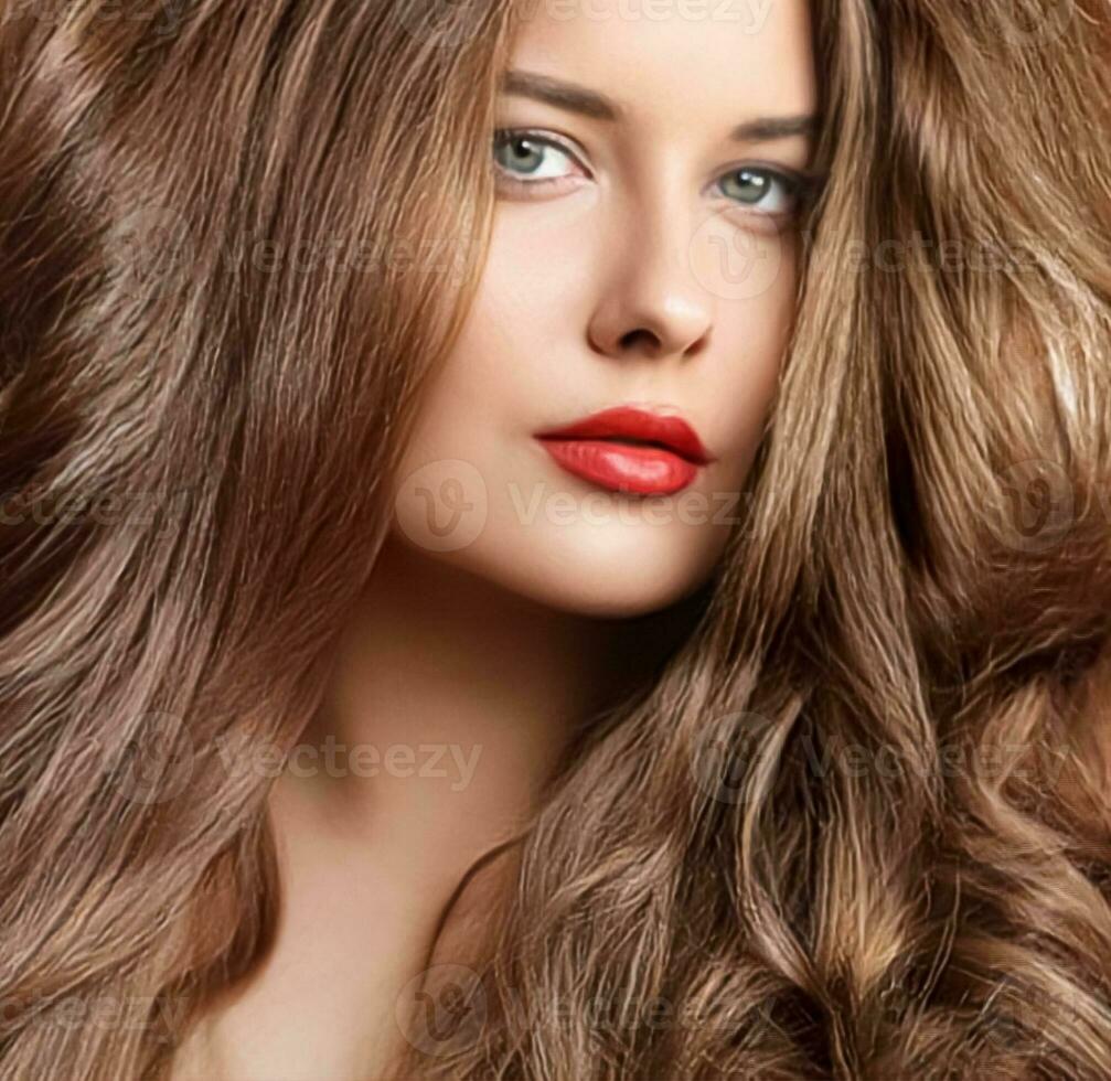 peinado, belleza y pelo cuidado, hermosa mujer con largo natural marrón cabello, glamour retrato para pelo salón y cuidado del cabello foto