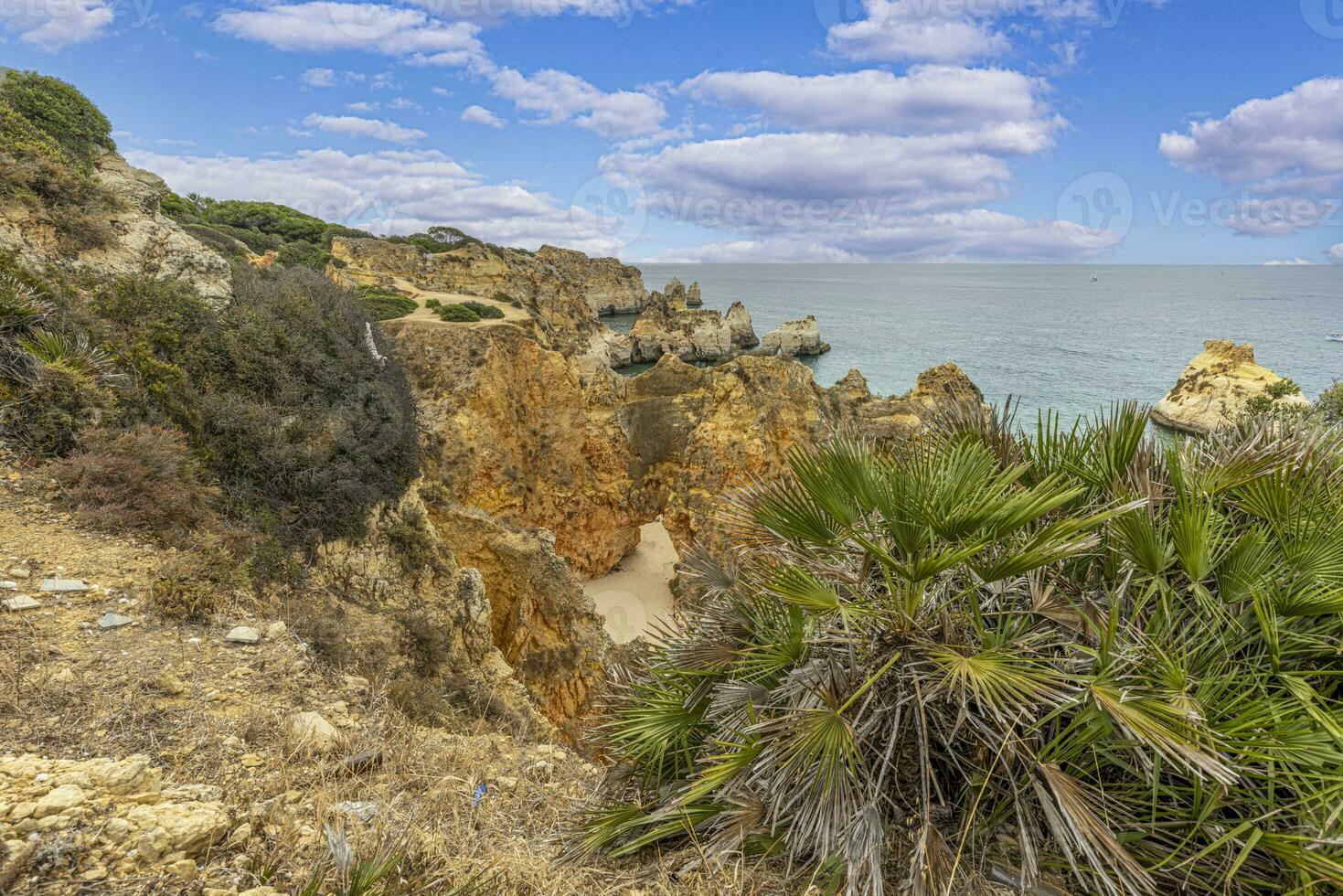 panorámico ver terminado praia hacer prainha playa en portugués algarve durante tiempo de día foto