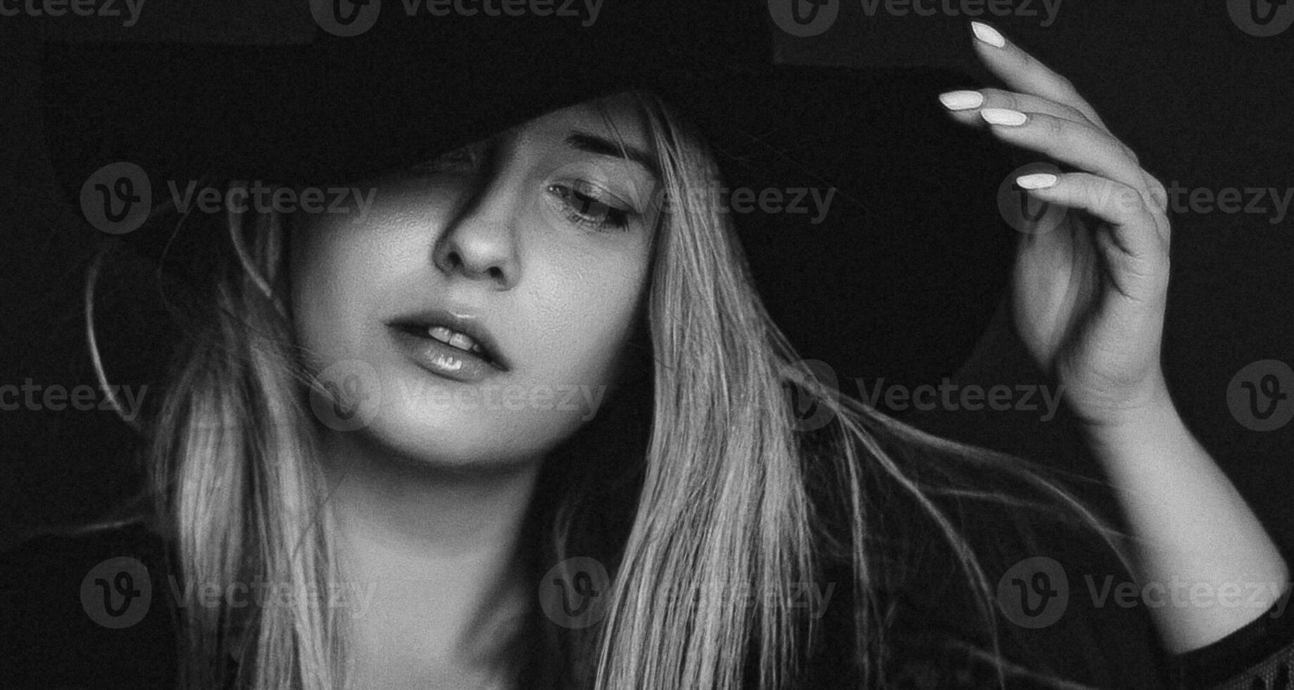 hermosa rubia mujer vistiendo un sombrero, artístico película retrato en negro y blanco para Moda Campaña y belleza marca foto