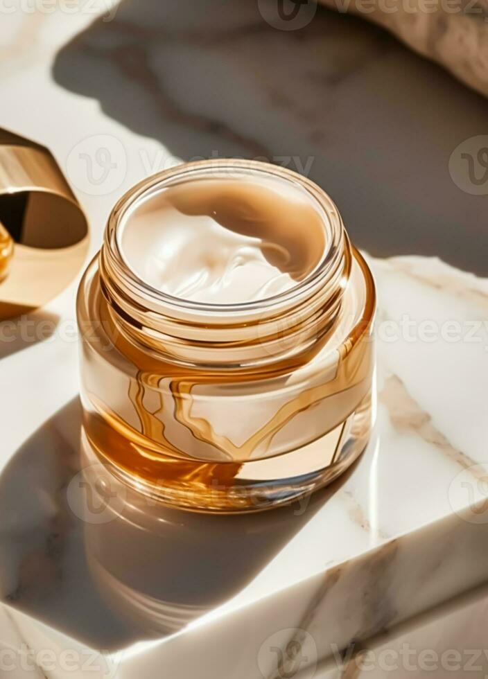 lujo oro cara crema tarro en lujoso mármol debajo dorado luz de sol a spa, belleza y protección de la piel producto, generativo ai foto