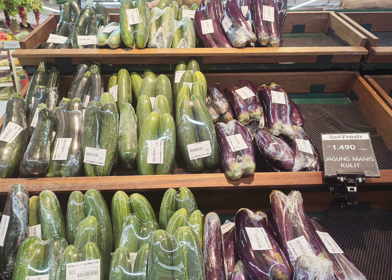 solo, Indonesia - febrero, 2023 - Fresco verduras, clasificado vegetales en monitor caso para rebaja en supermercado foto