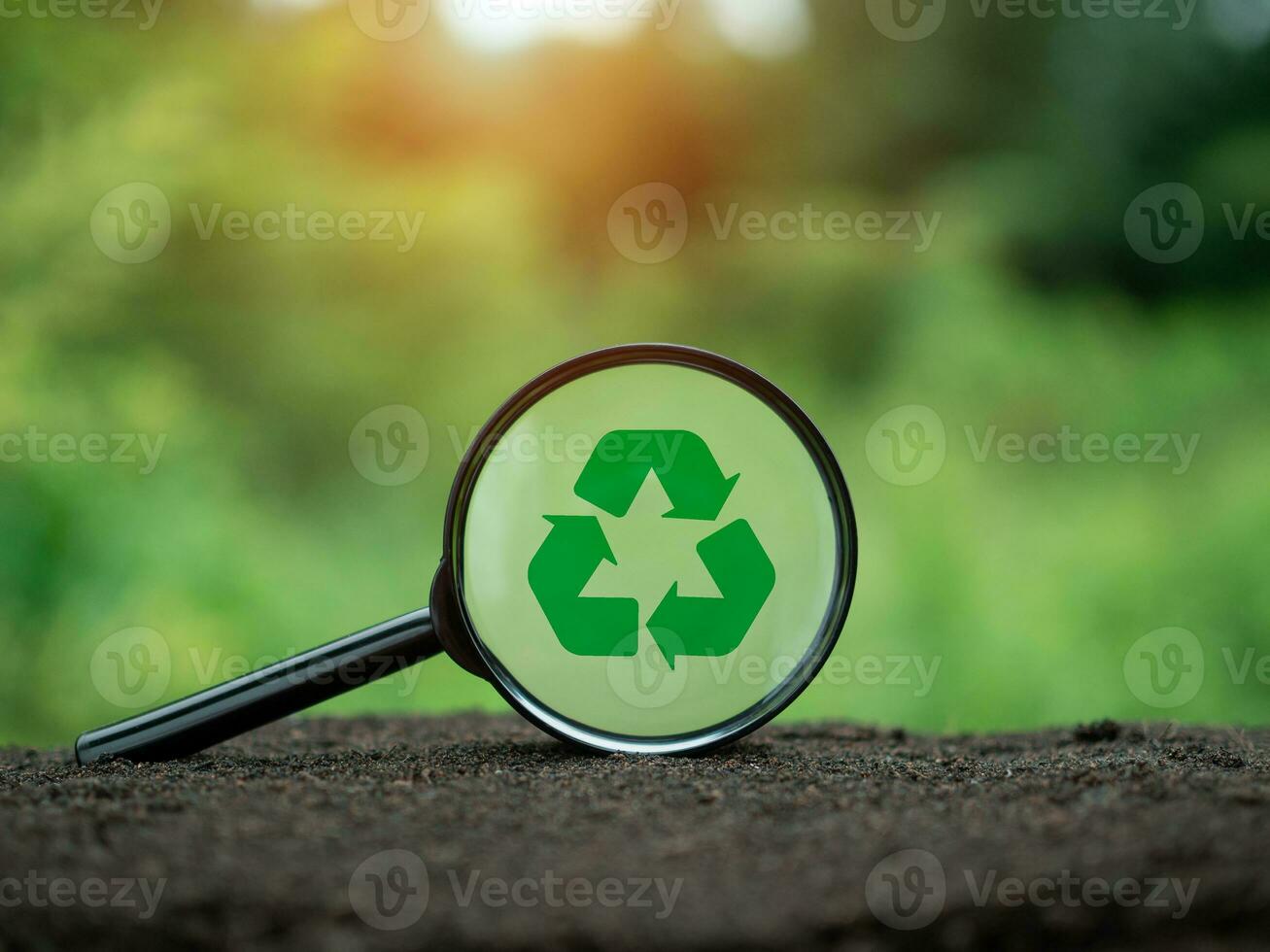 conceptos de residuos reducción, contaminación, reutilizar, eficiente utilizar de recursos. reciclaje símbolo en aumentador vaso en naturaleza antecedentes. foto
