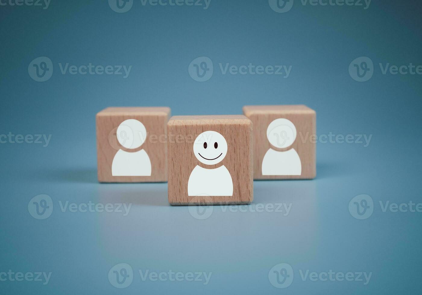 concepto de negocio y recursos humanos para liderazgo y líder de equipo, una muñeca de madera se destaca en el frente diferente y se destaca del grupo foto