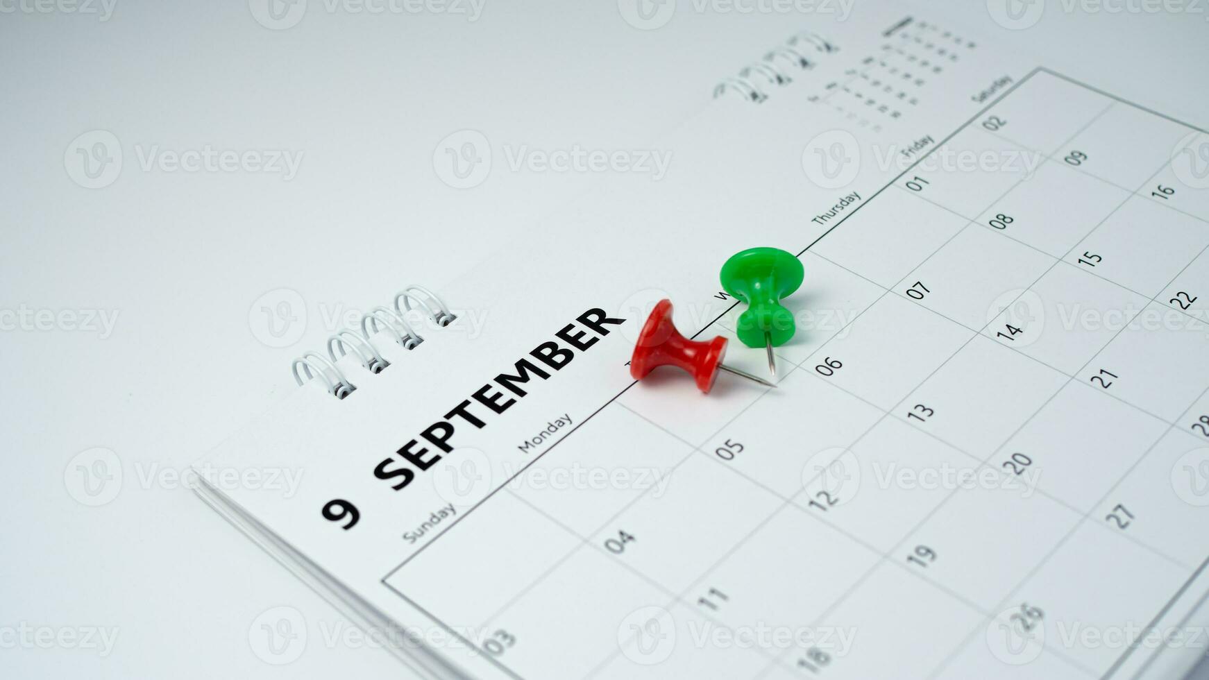 fijación a el calendario eso representa equipo, reunión recordatorios, planificación para negocio reuniones y viaje planificación conceptos. foto