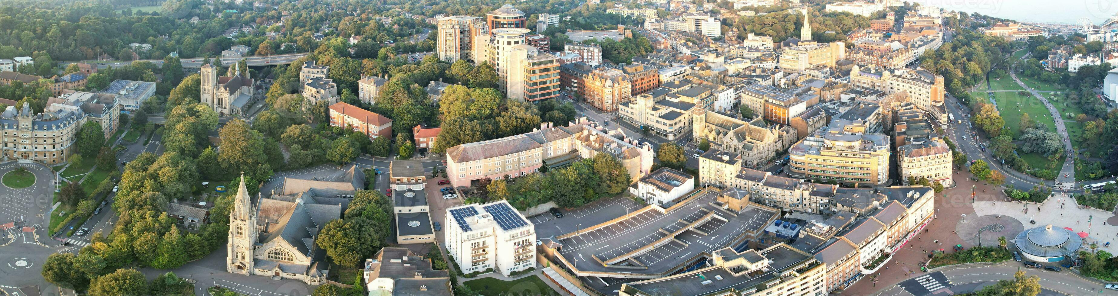 aéreo panorámico ver de británico turista atracción a mar ver de bournemouth ciudad de Inglaterra genial Bretaña Reino Unido. alto ángulo imagen capturado con drones cámara en septiembre 9, 2023 durante puesta de sol foto