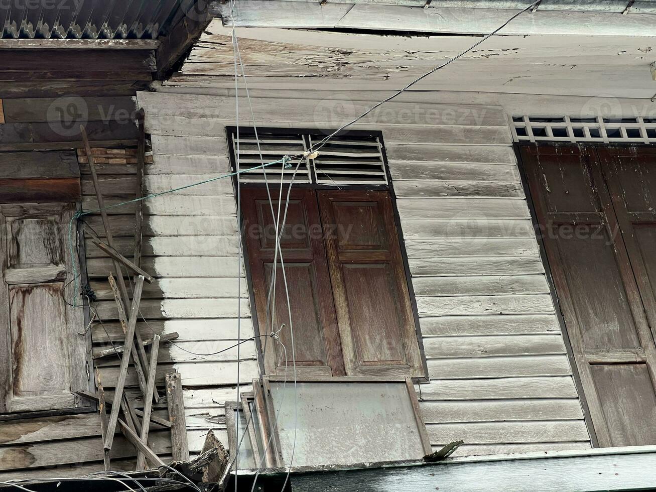 abandoned home in the city photo