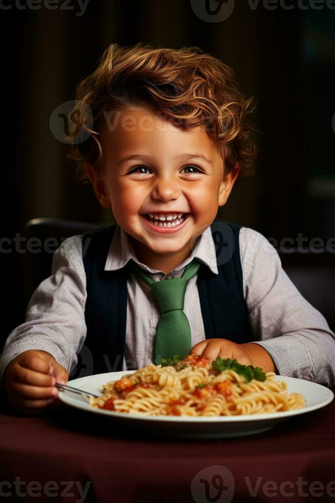 joven niño disfrutando pasta cena a italiano restaurante aislado en un degradado antecedentes foto