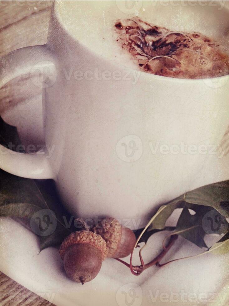 caliente otoño café con espuma y castañas en un de madera antecedentes foto