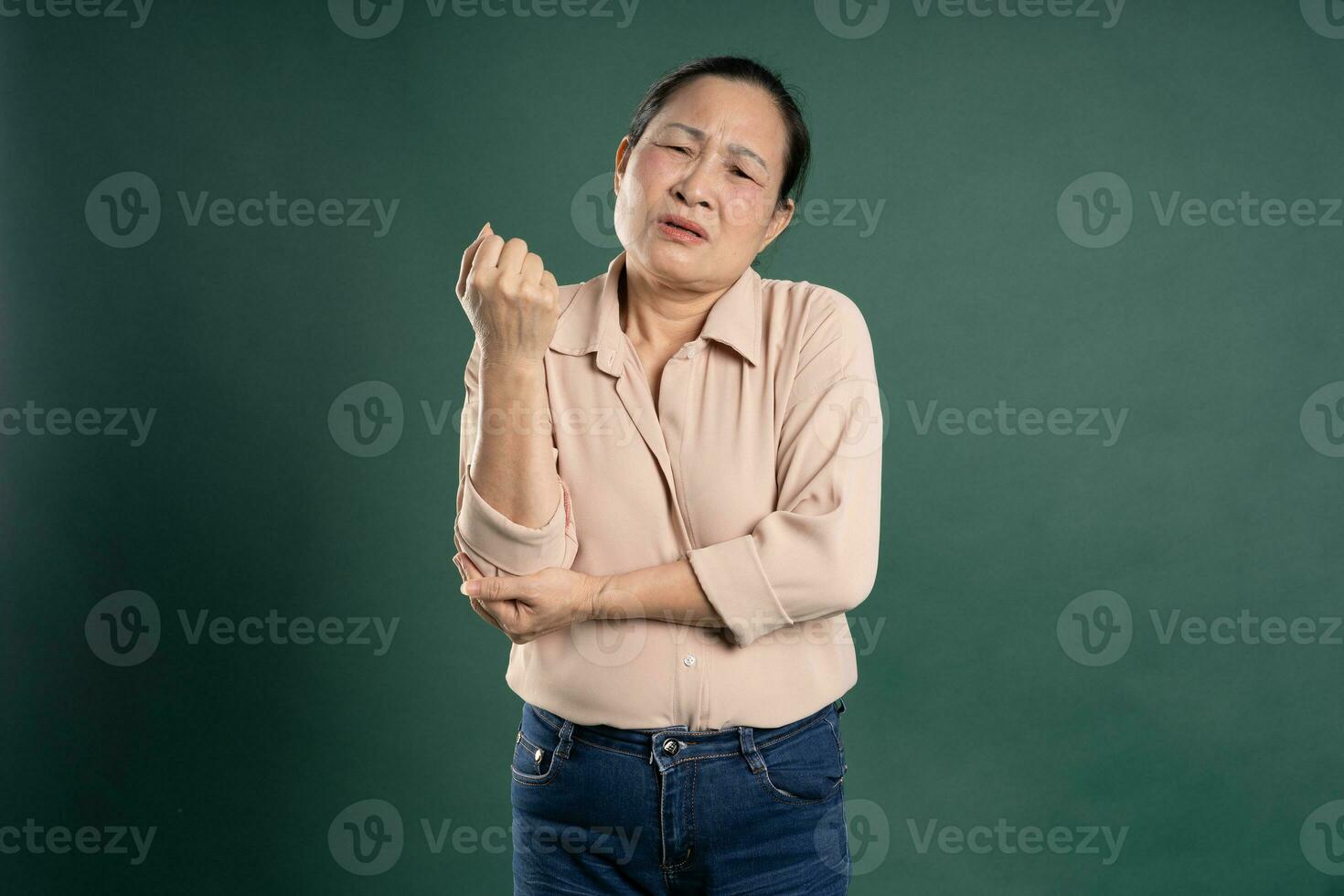 gangang de edad mediana asiático hembra retrato posando en azul antecedentes foto