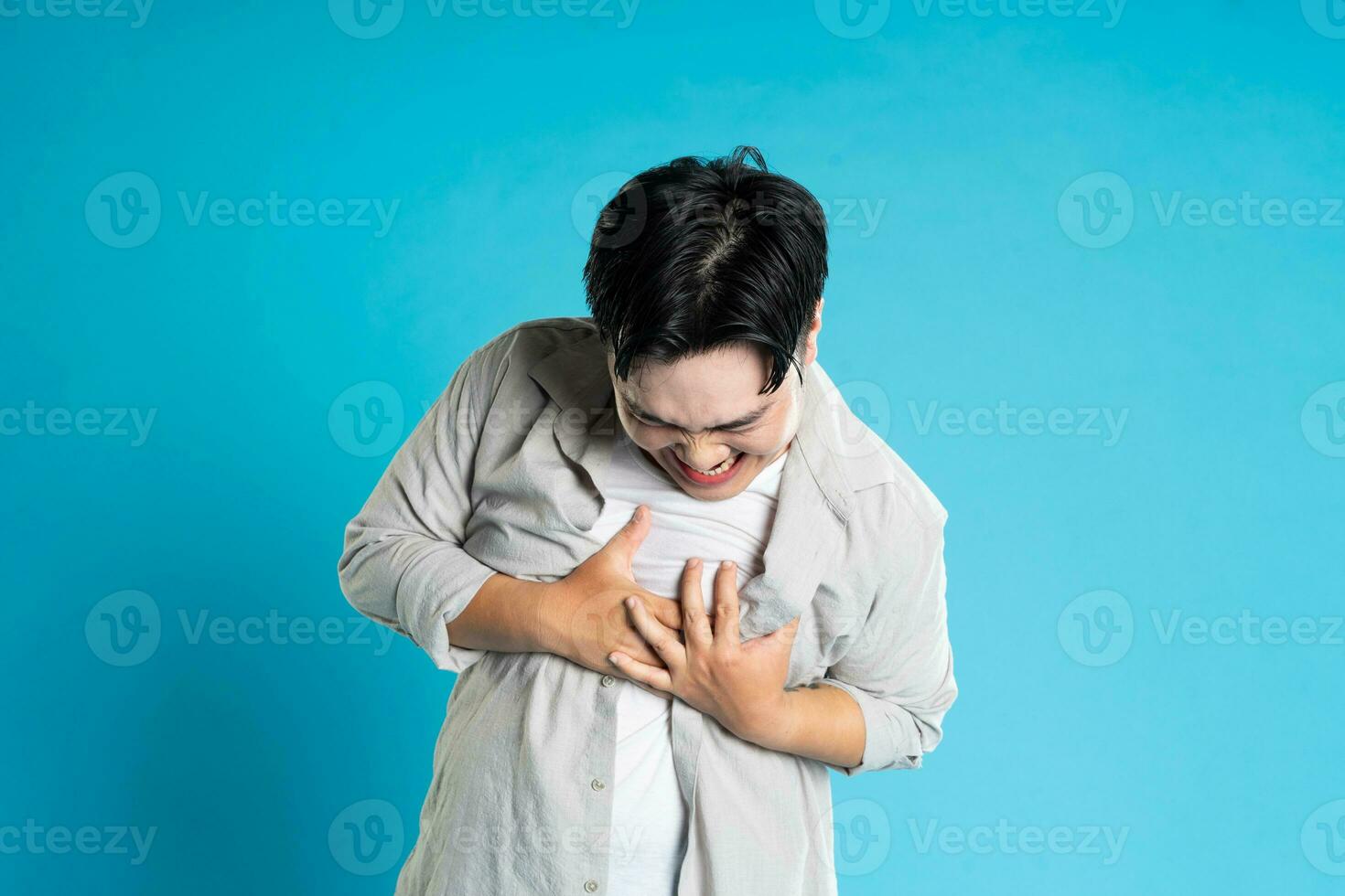 imagen de asiático hombre teniendo salud problemas, aislado en azul antecedentes foto