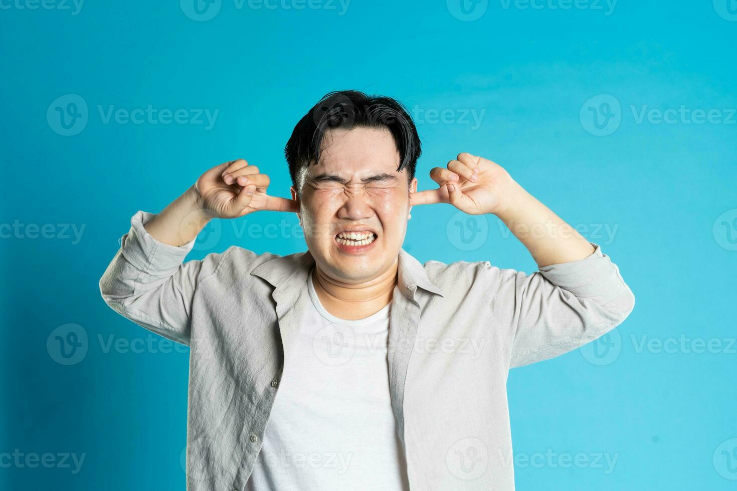 imagen de asiático hombre teniendo salud problemas, aislado en azul antecedentes foto