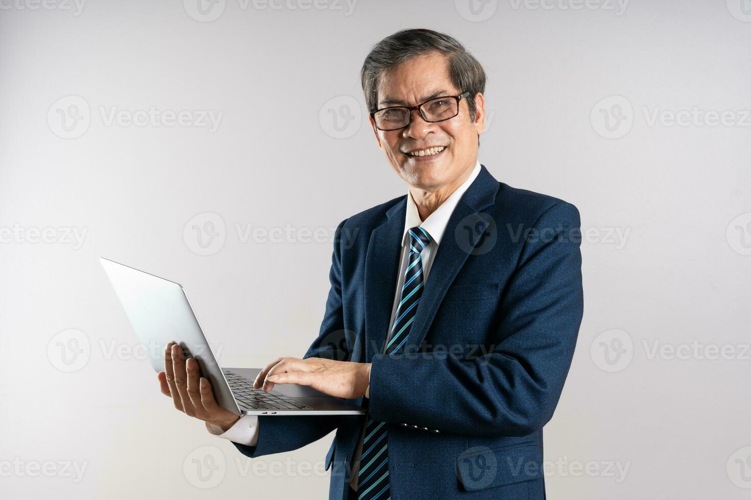 retrato de un mayor asiático empresario, posando en un azul antecedentes foto