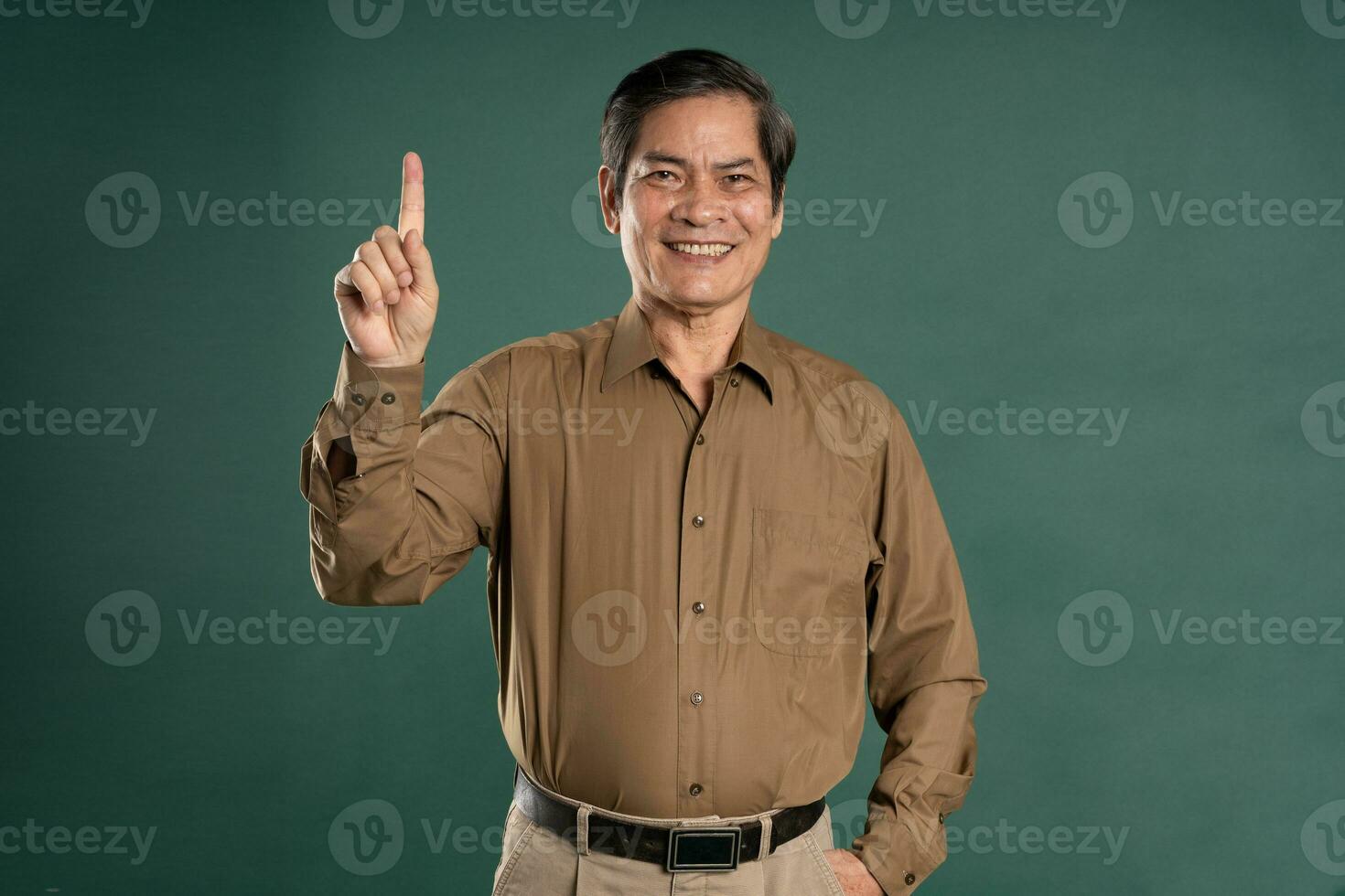 retrato de medio Envejecido asiático hombre posando en azul antecedentes foto