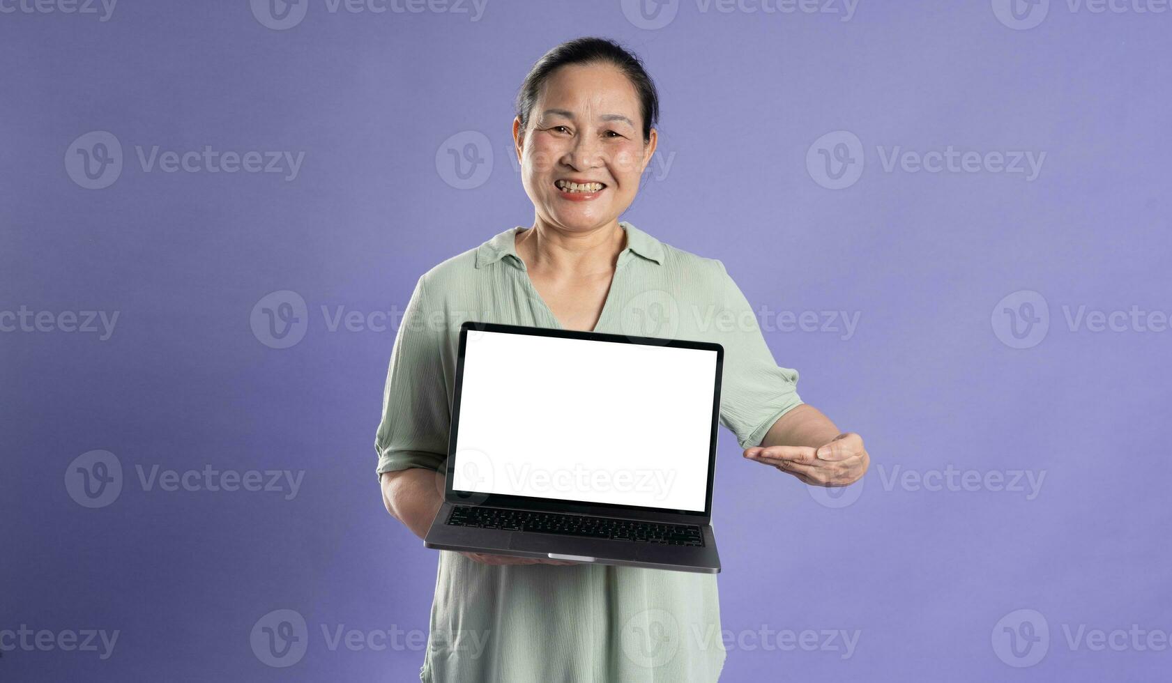 gangang de edad mediana asiático hembra retrato posando en púrpura antecedentes foto