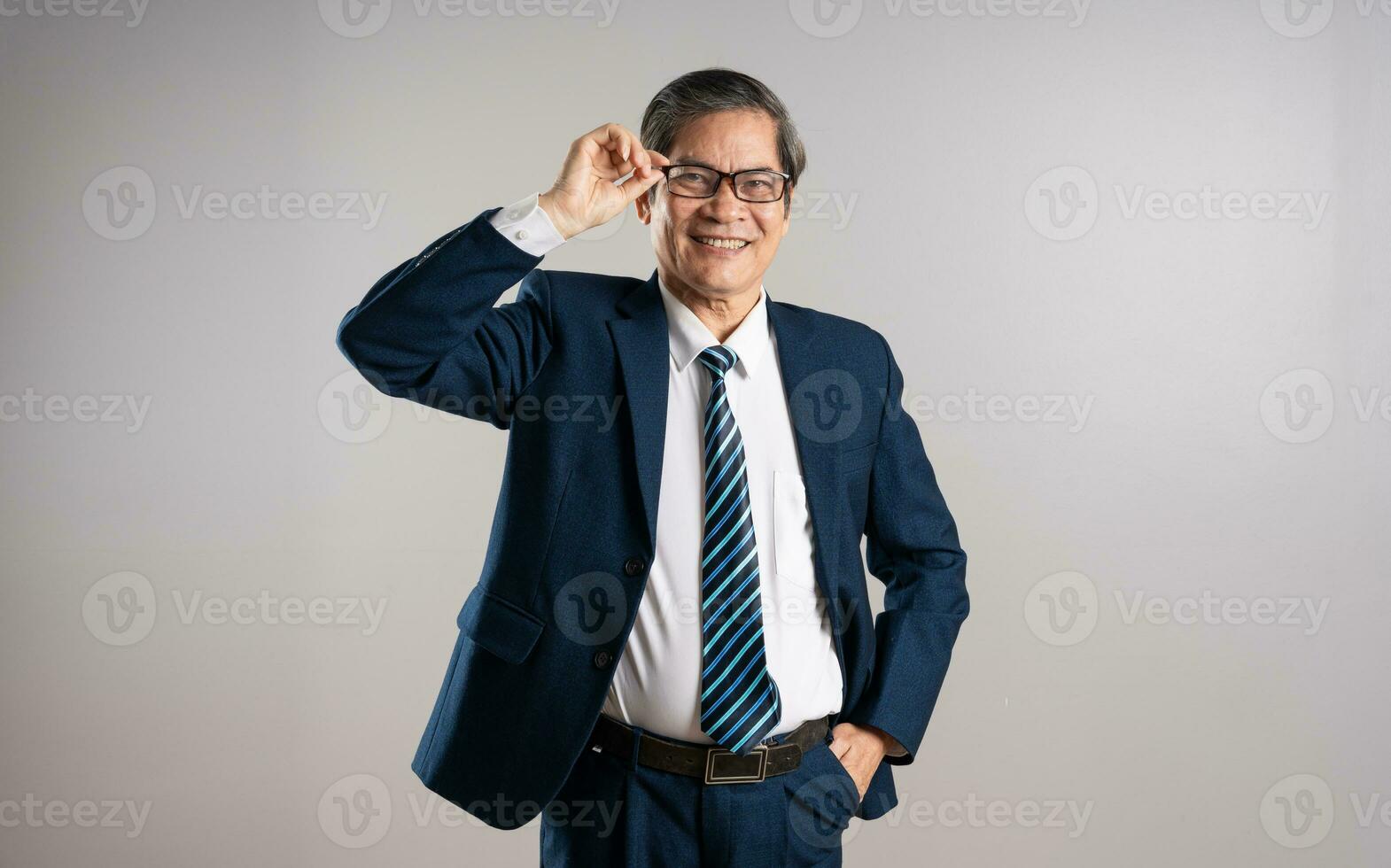 retrato de un mayor asiático empresario, posando en un azul antecedentes foto