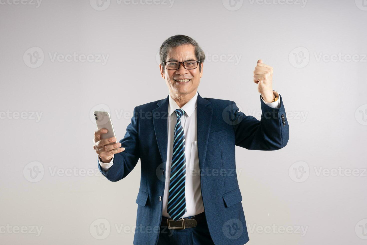 retrato de un mayor asiático empresario, posando en un azul antecedentes foto