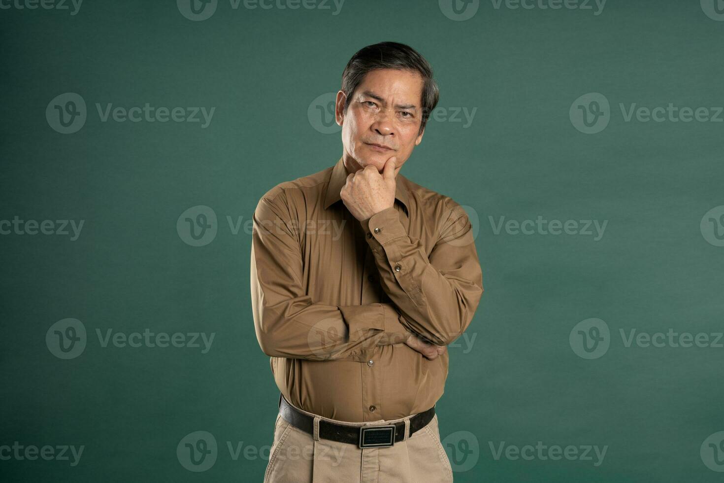 retrato de medio Envejecido asiático hombre posando en azul antecedentes foto